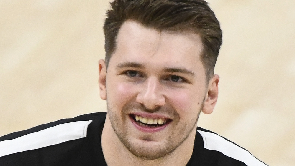 El jugador de baloncesto Luka Doncic sonriendo