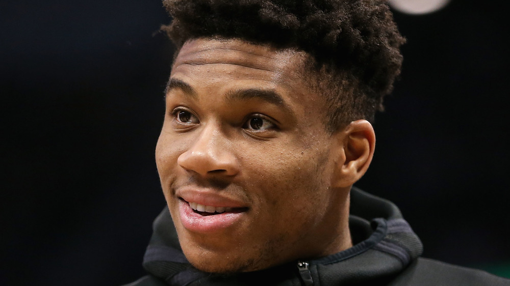 El jugador de la NBA Giannis Antetokounmpo mirando hacia un lado