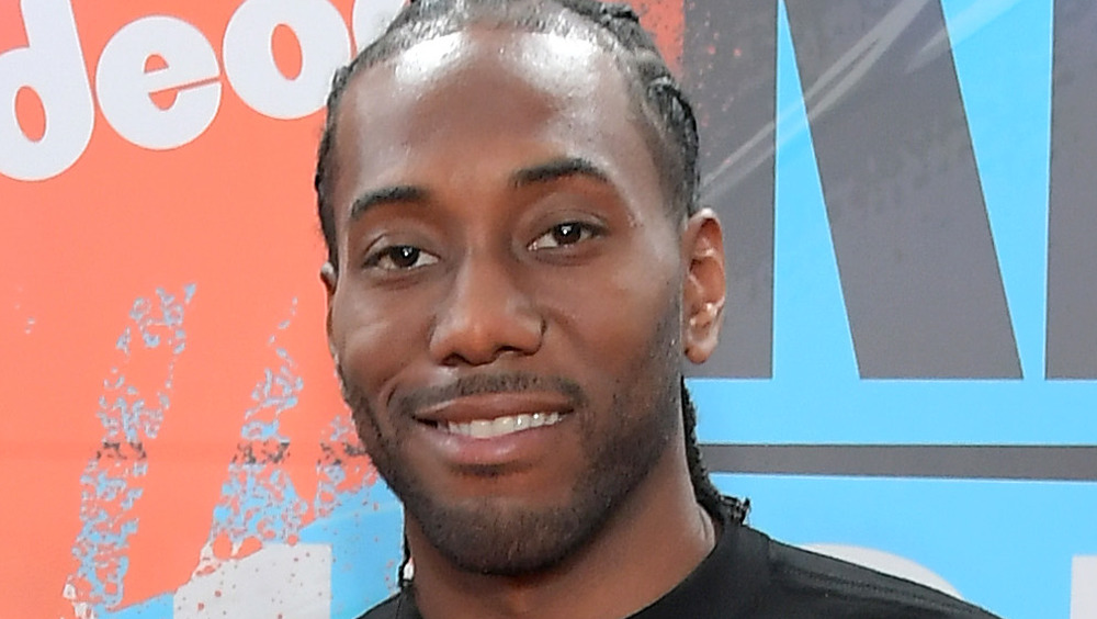 Kawhi Leonard posando