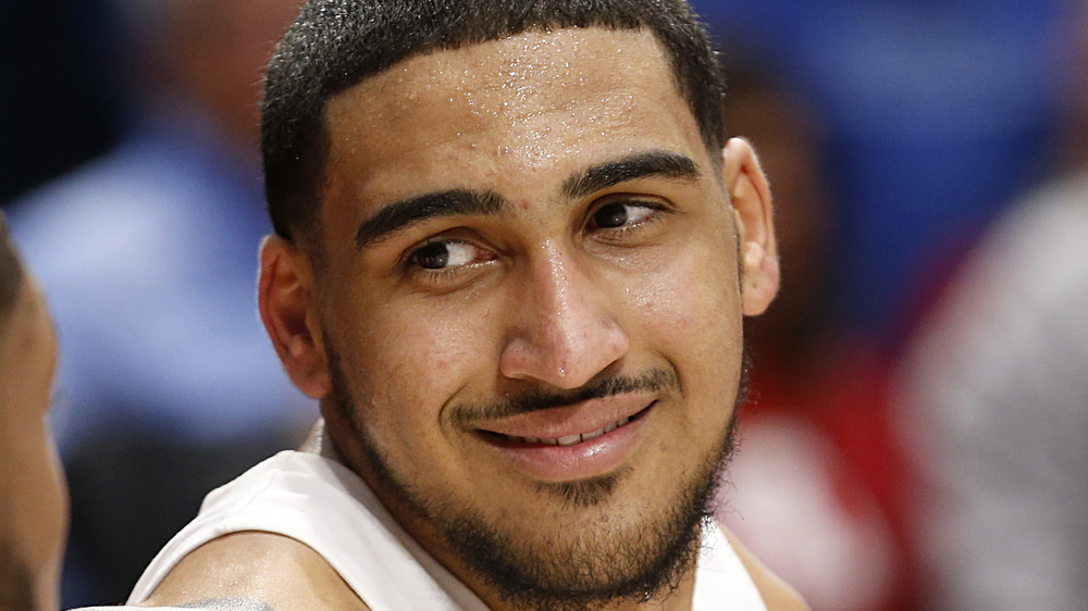 Obi Toppin sonriendo durante un partido de baloncesto