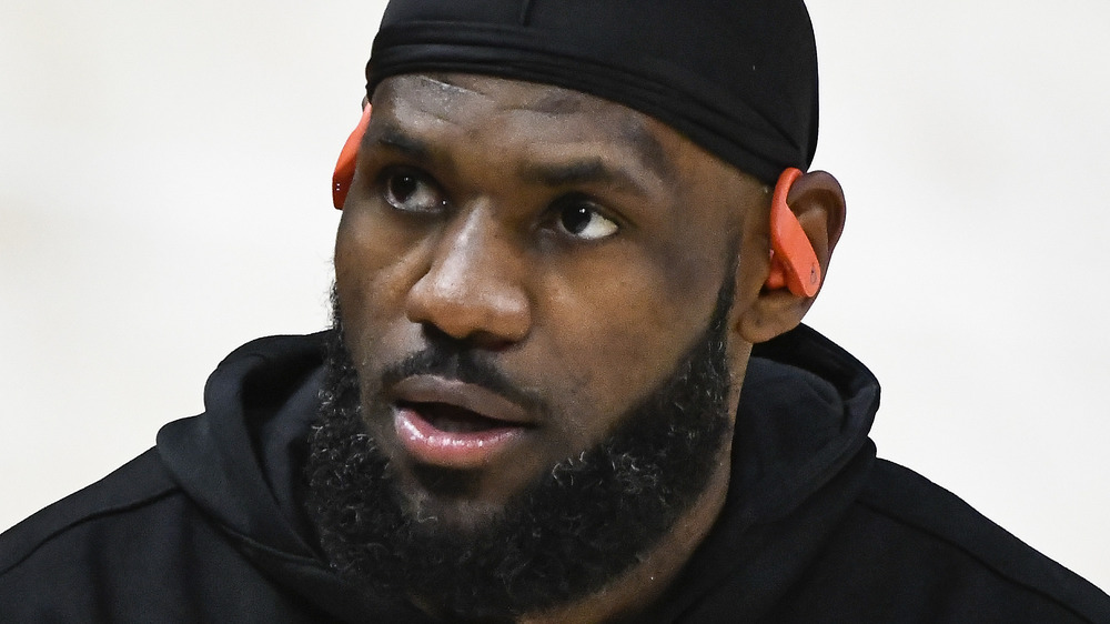 LeBron James parece preocupado al margen