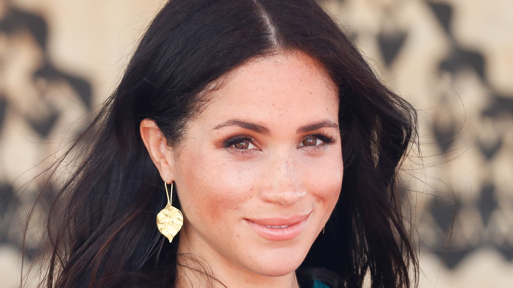 Meghan Markle sonriendo en un evento