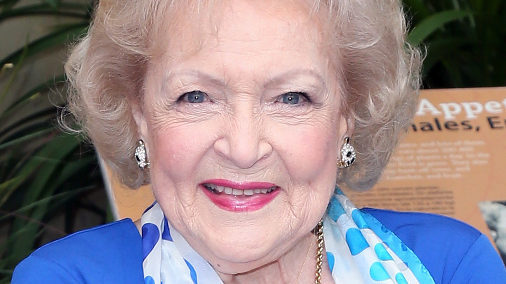 Betty White posando en un evento