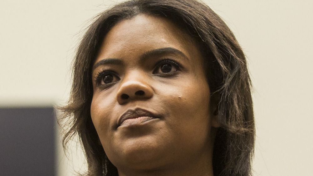 Candace Owens mirando a lo lejos