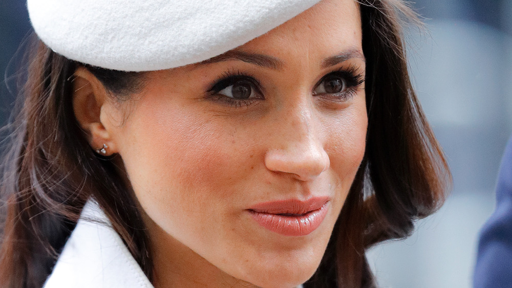 Meghan Markle con sombrero blanco