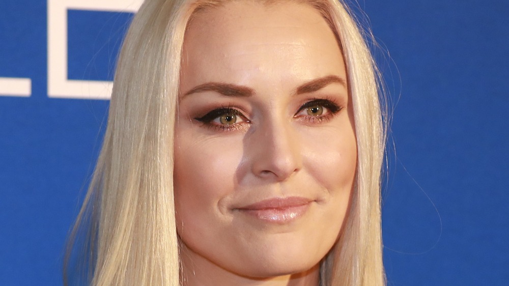 Lindsey Vonn da una leve sonrisa en la alfombra roja