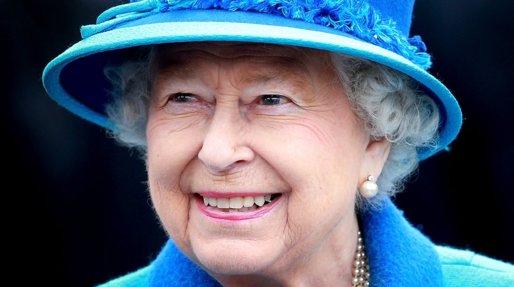   La reina Isabel II sonríe cuando llega a la estación Tweedbank el 9 de septiembre de 2015.