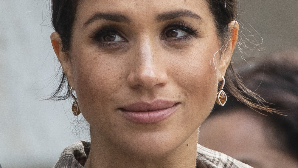 Meghan Markle mirando al príncipe Harry