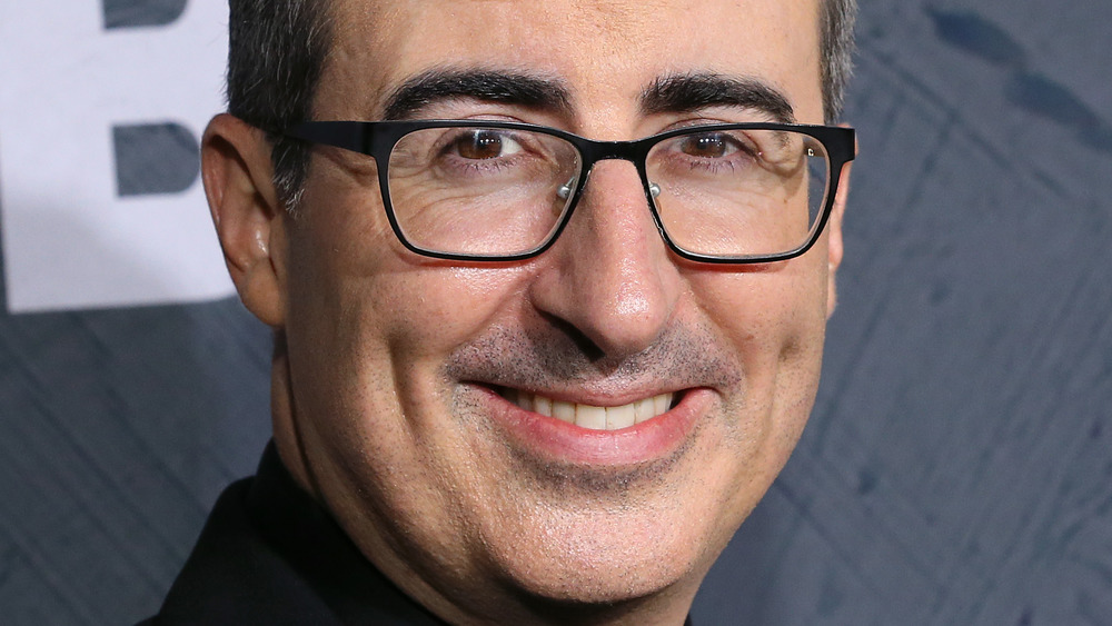 John Oliver sonriendo