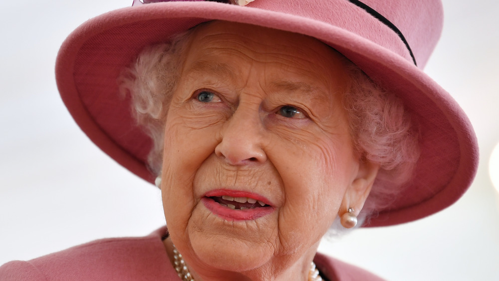 La reina Isabel mirando hacia arriba