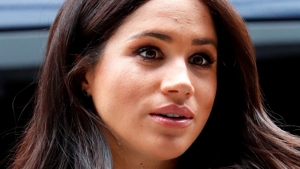 Meghan Markle mirando a la distancia