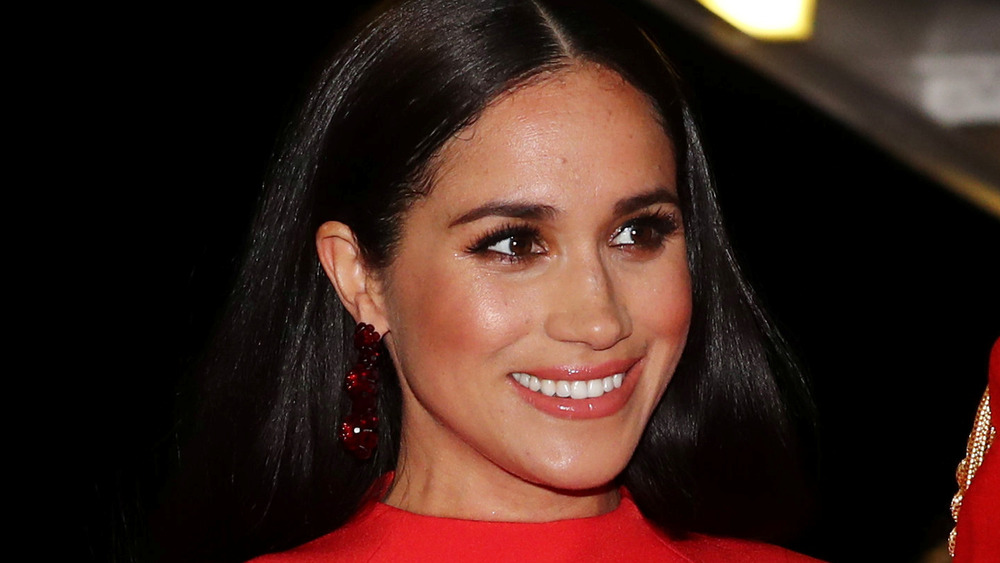 Meghan Markle sonríe durante una salida pública