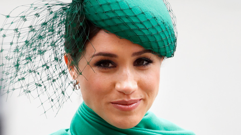 Meghan Markle vestida de verde esmeralda en un evento 