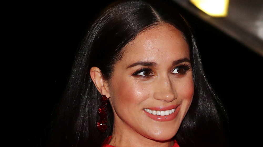 Meghan Markle sonriendo en el Royal Albert Hall 