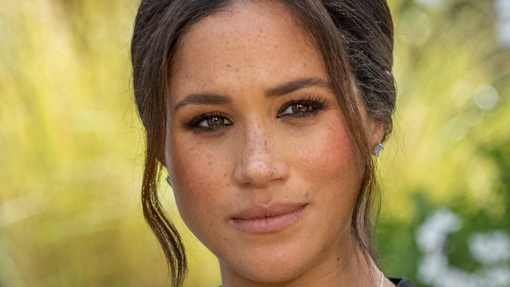 Meghan Markle mirando