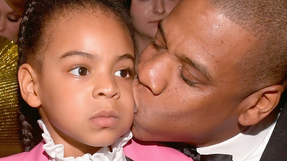 Jay Z besando a Blue Ivy Carter en la mejilla