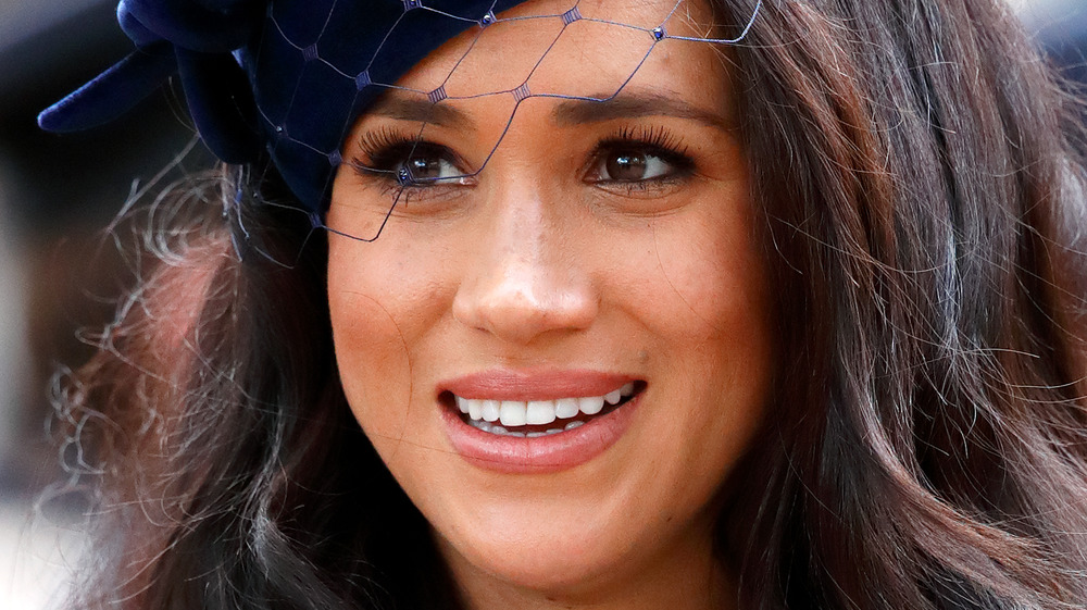 Meghan Markle usa un sombrero azul