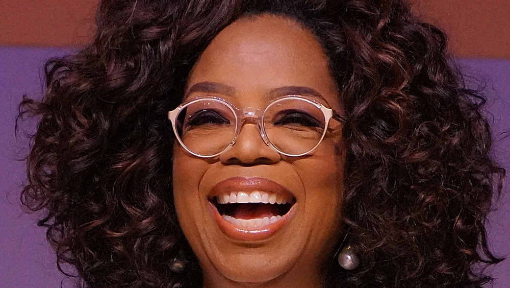 oprah sonriendo con cabello grande