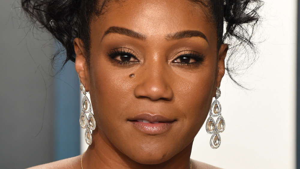 Tiffany Haddish con expresión seria.