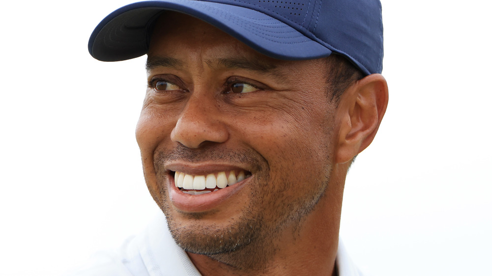 Tiger Woods sonriendo con sombrero