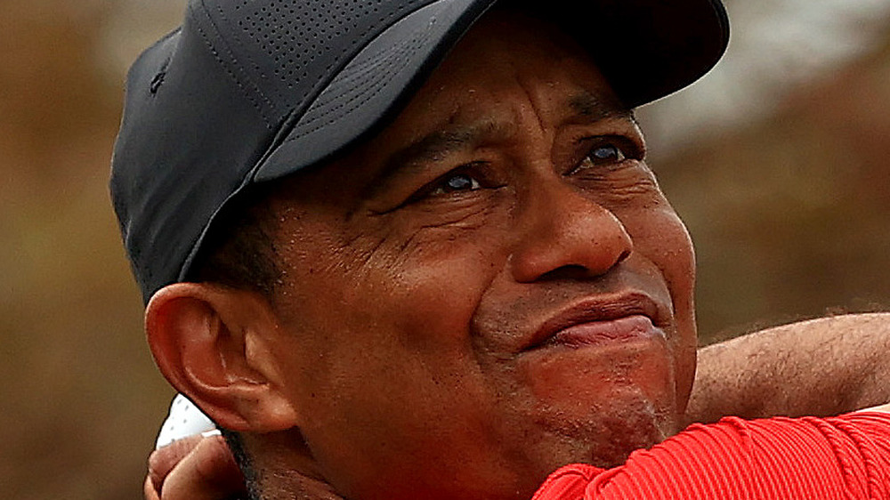 Tiger Woods poniendo cara seria