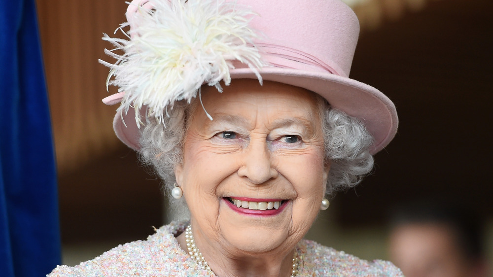 La reina Isabel II sonriendo