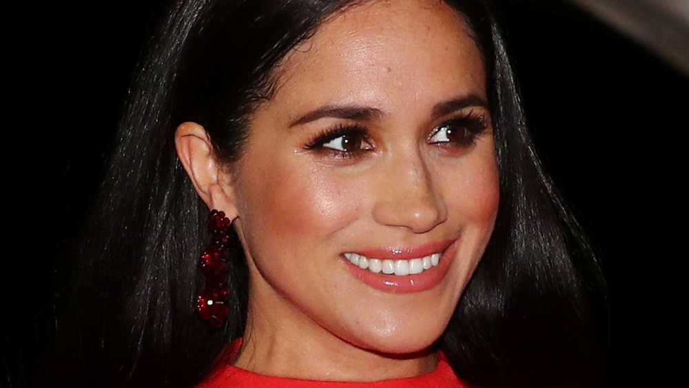 Meghan Markle sonriendo en un evento