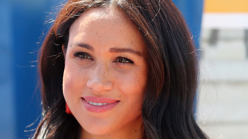 Meghan Markle sonriendo en un evento