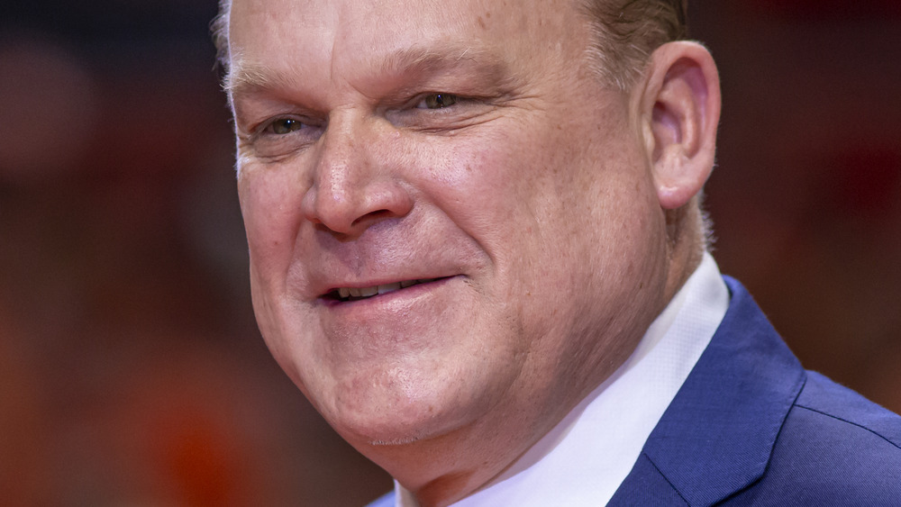 Brad Underwood sonriendo 