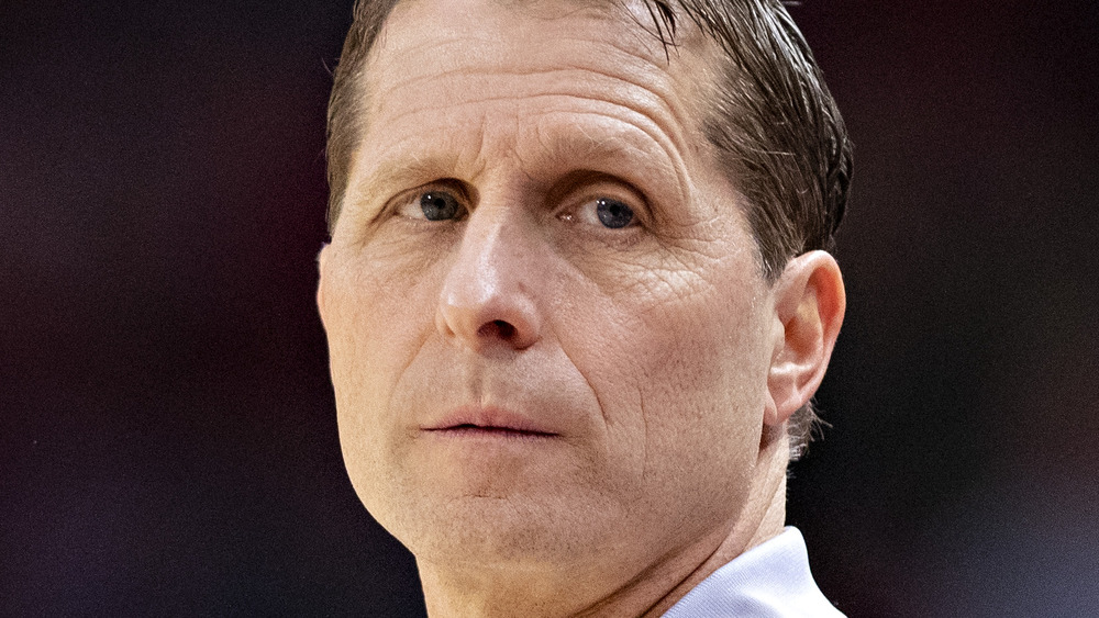 Eric Musselman mirando