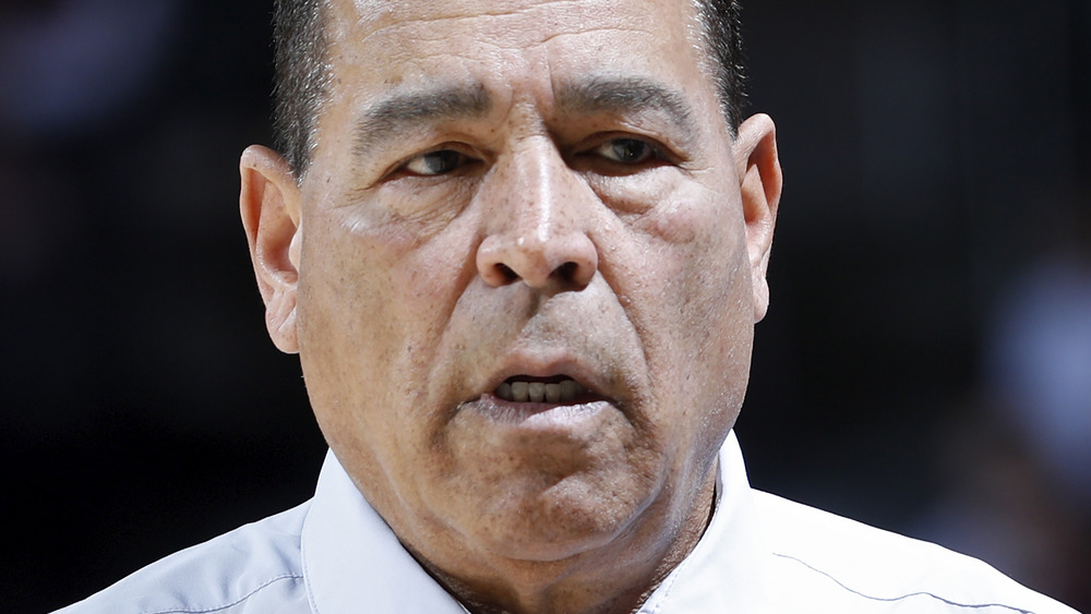 Kelvin Sampson reacciona a una jugada en la cancha