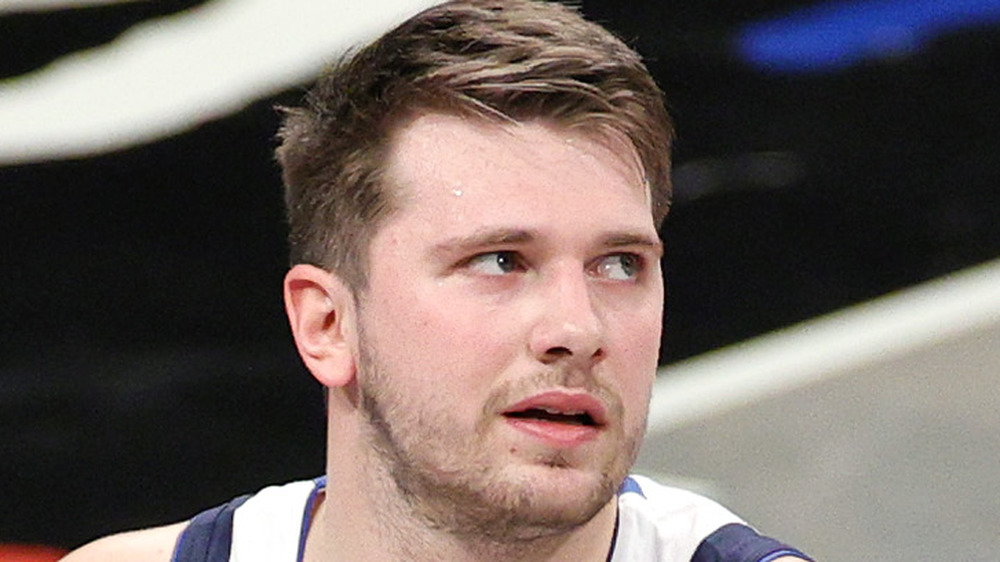 Luka Doncic reacciona a un disparo