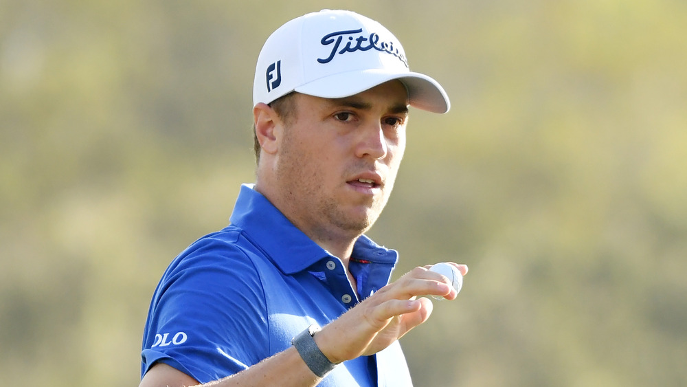 Justin Thomas jugando al golf