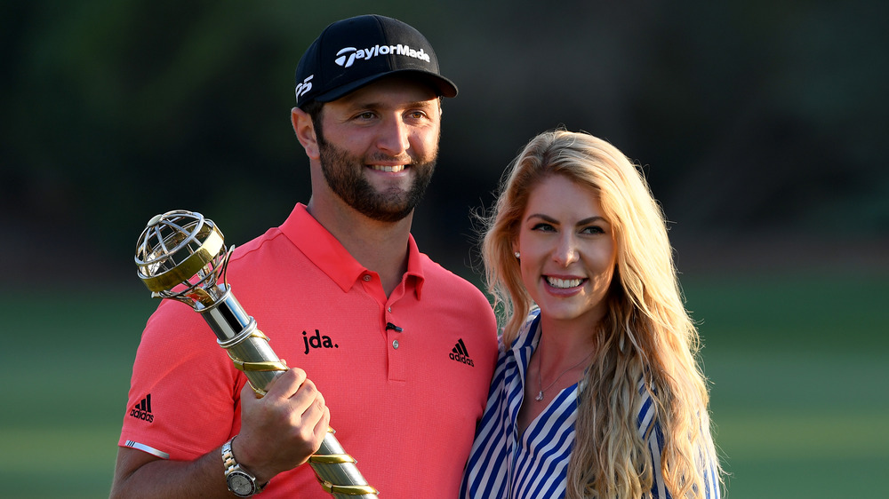 Jon Rahm posando con su esposa Kelley Cahill 