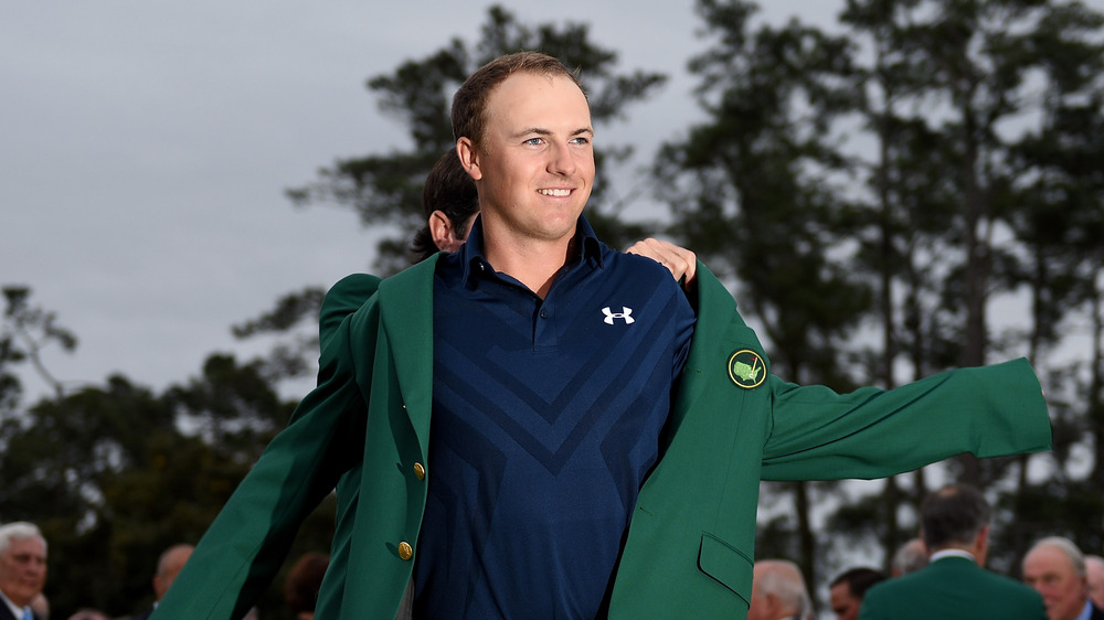 Jordan Spieth poniéndose su chaqueta verde de Masters