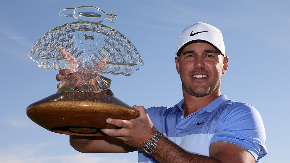 Brooks Koepka sosteniendo un trofeo