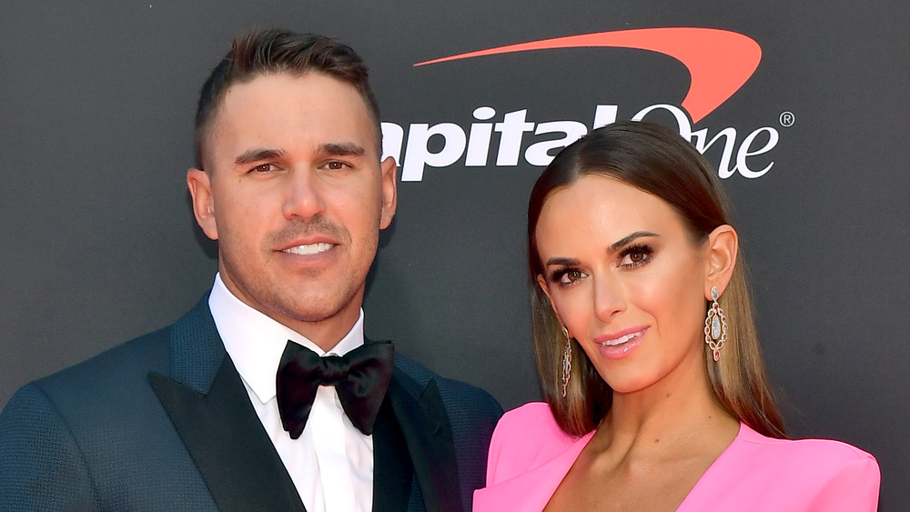 Brooks Koepka y Jena Sims sonriendo