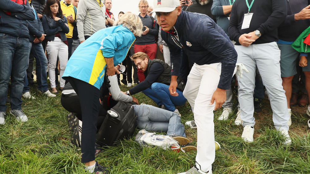 Brooks Koepka revisa al fan que se lesionó 