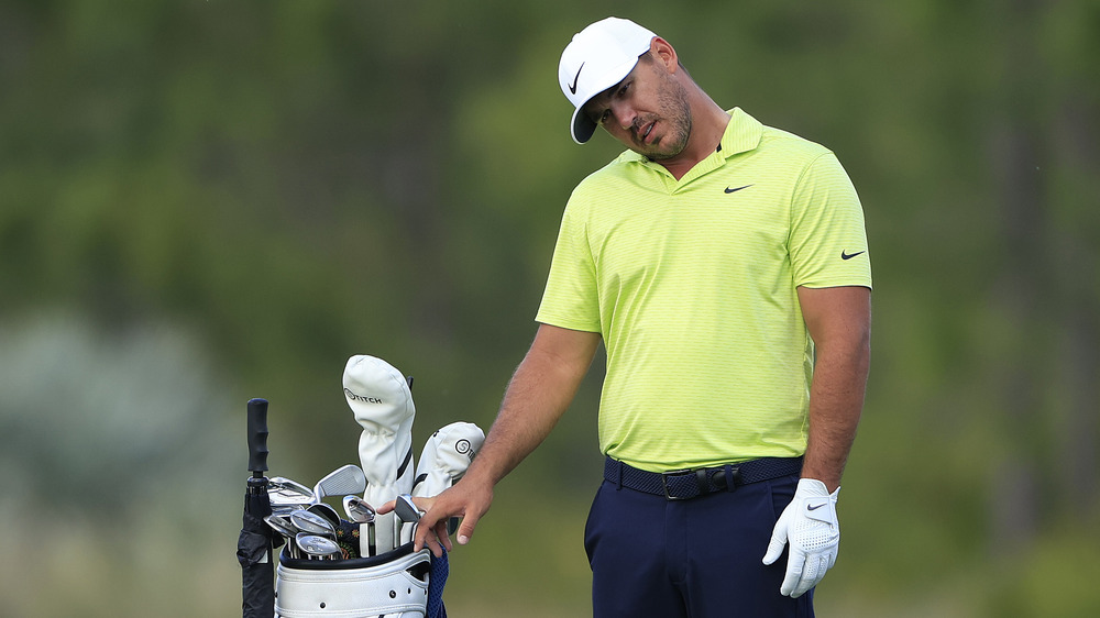 Brooks Koepka rueda su cuello en el green en 2021