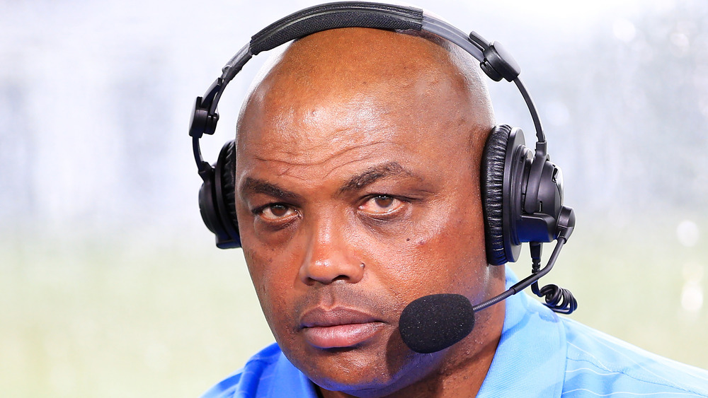 Charles Barkley comenta desde el stand durante The Match: Champions For Charity en Medalist Golf Club