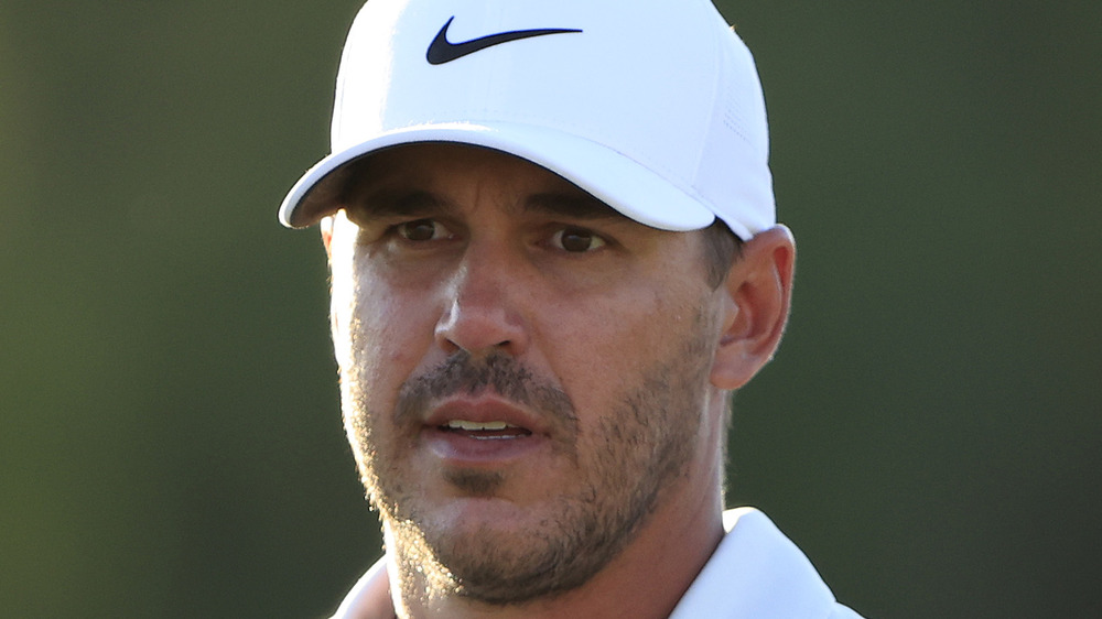 Brooks Koepka con una gorra blanca de Nike