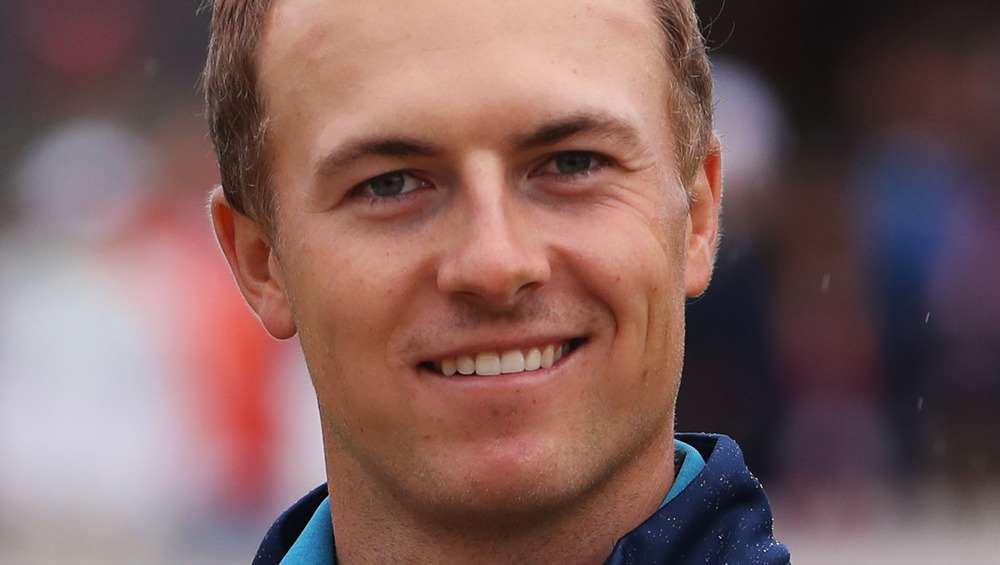 Jordan Spieth sonriendo en un evento de golf