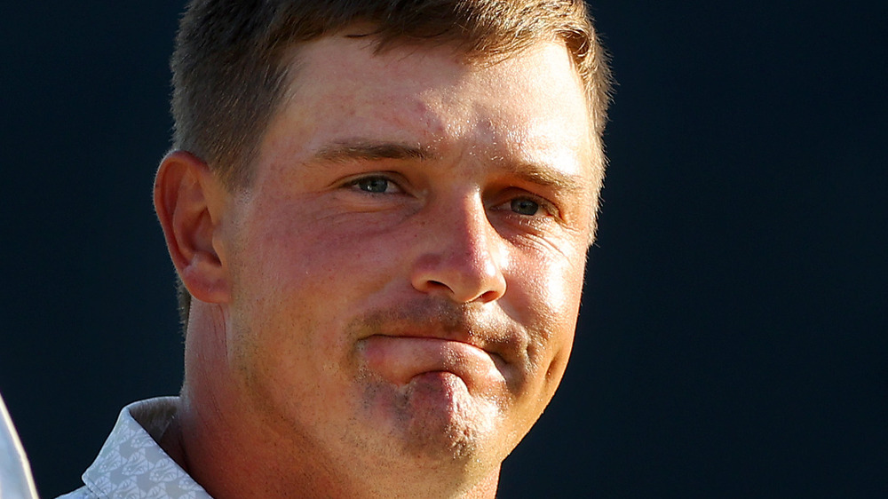 Bryson DeChambeau sonrisa con los labios apretados