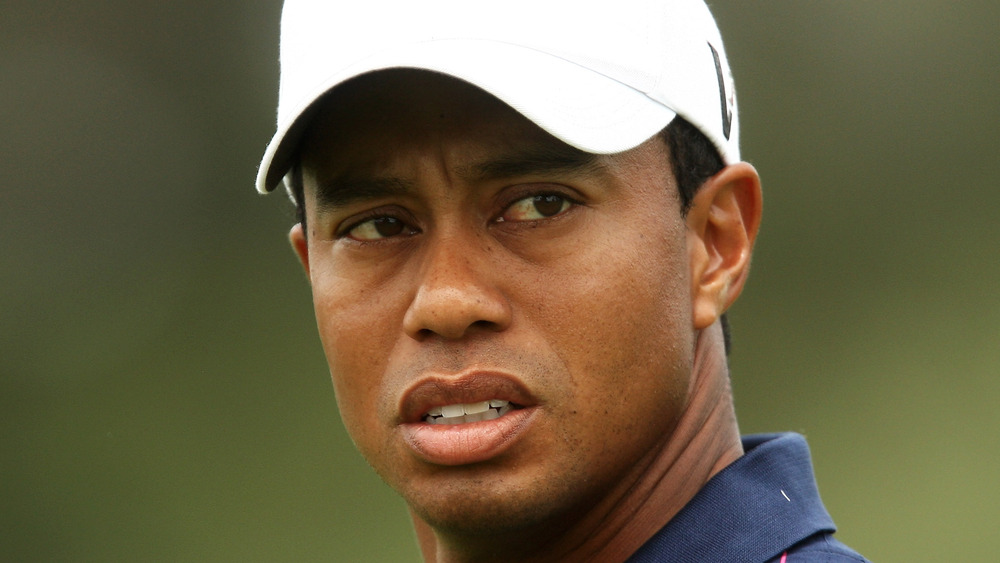 Tiger Woods jugando al golf