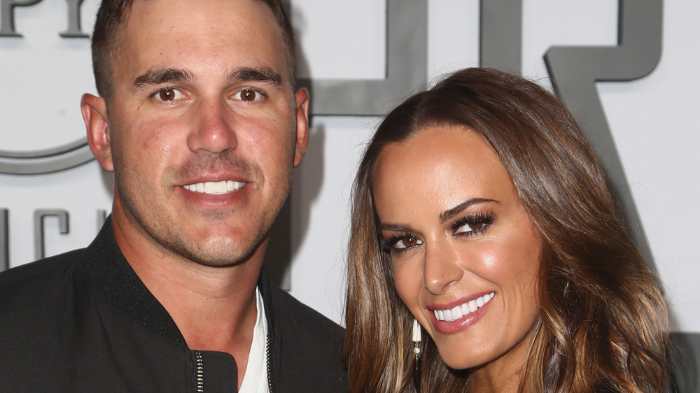 Brooks Koepka y Jena Sims en la alfombra roja