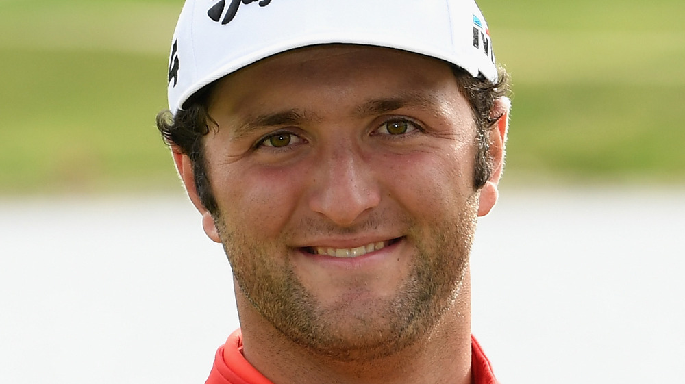 Jon Rahm sonriendo en el torneo de golf 