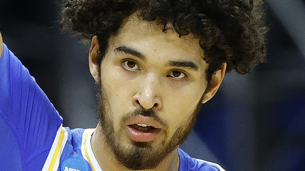 Johnny Juzang durante un juego de baloncesto de UCLA