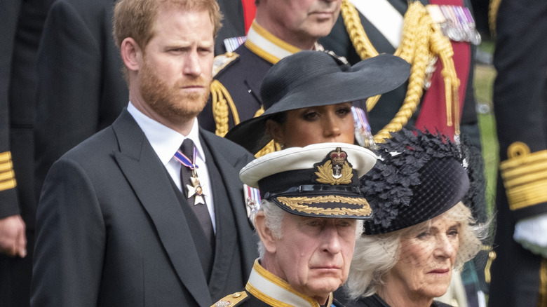 El príncipe Harry y el rey Carlos III en un evento 