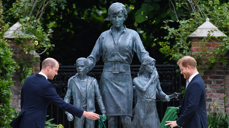 Los príncipes William y Harry presentan una estatua en honor a la princesa Diana.