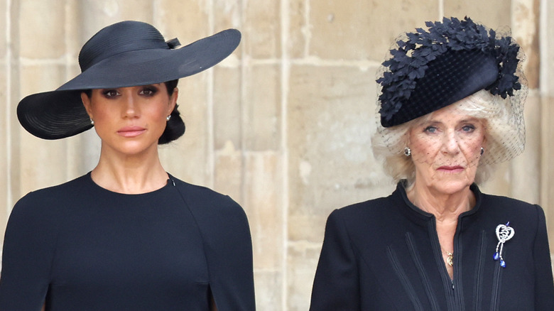 Meghan Markle y la reina consorte Camilla no sonríen